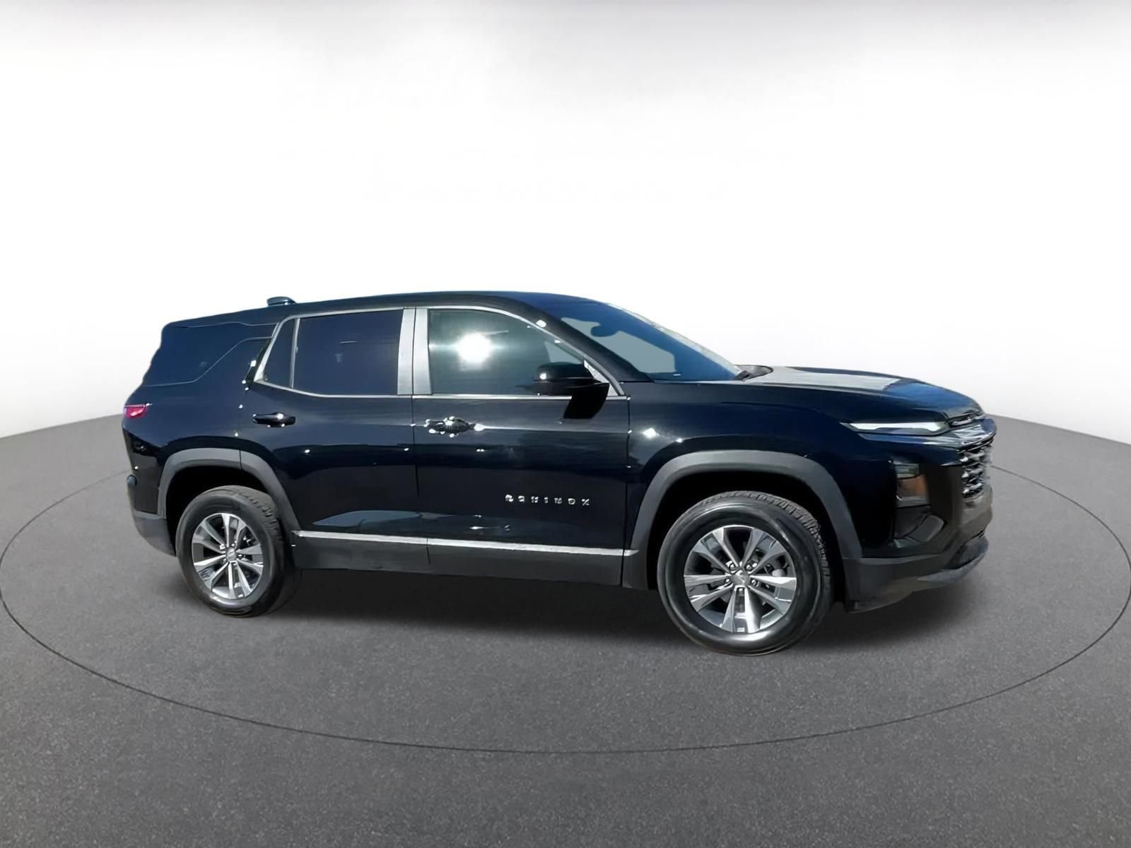 Used 2025 Chevrolet Equinox LT image 2