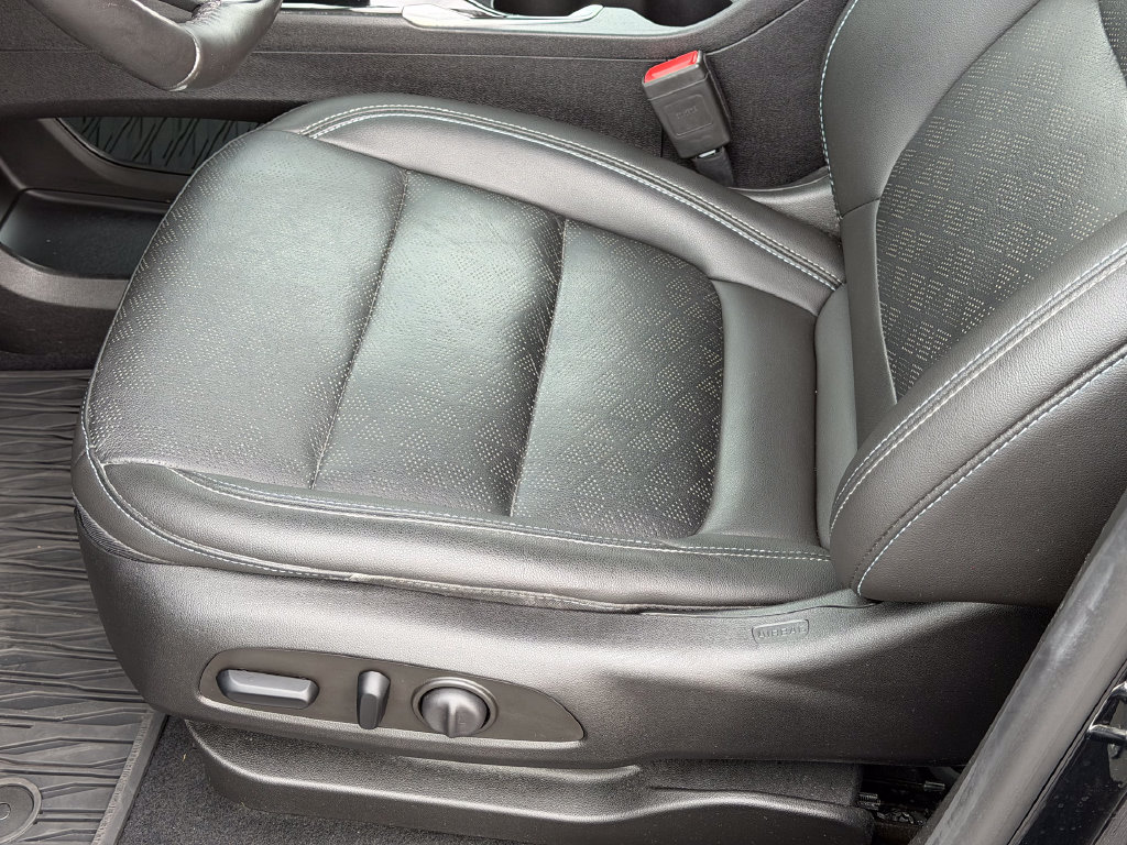 Used 2023 Chevrolet Bolt LT w/ Infotainment Package FWD image 24