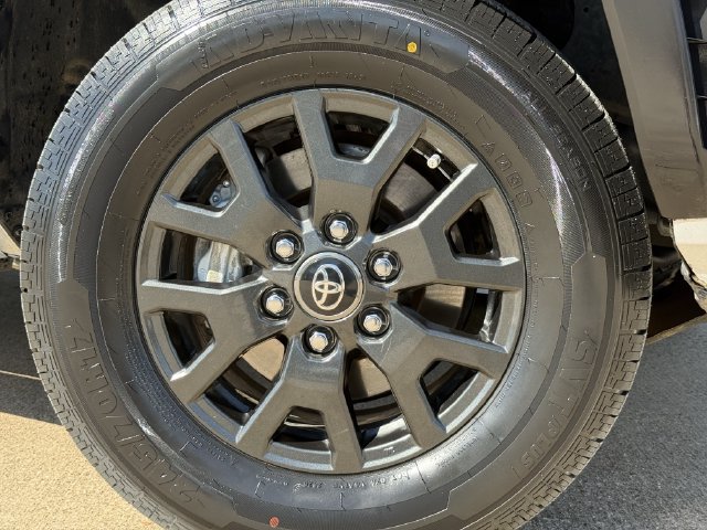 Used 2025 Toyota 4Runner SR5 AWD/4WD image 9