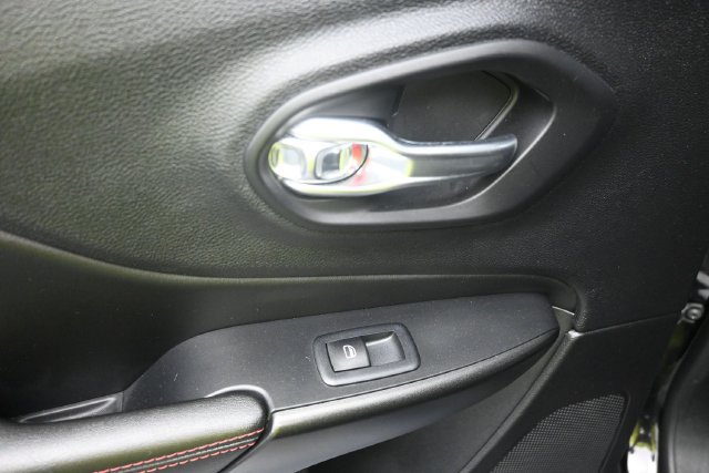 Used 2022 Jeep Cherokee Trailhawk AWD/4WD image 29