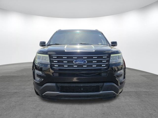 Used 2017 Ford Explorer XLT FWD image 2