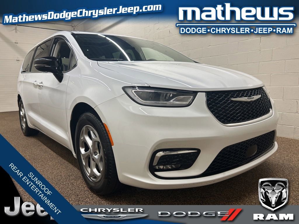 Used 2024 Chrysler Pacifica Limited w/ Uconnect Theater Family Group