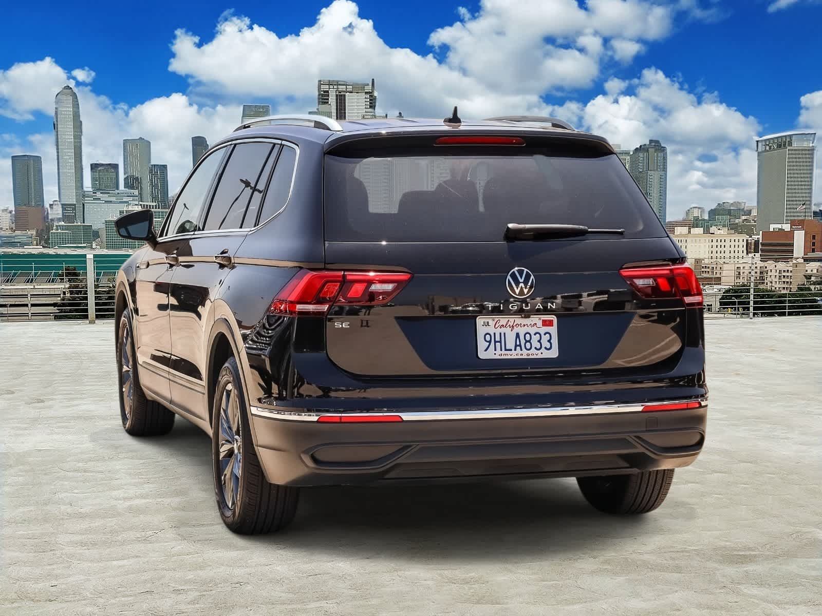 Used 2023 Volkswagen Tiguan SE w/ Panoramic Sunroof Package FWD image 6
