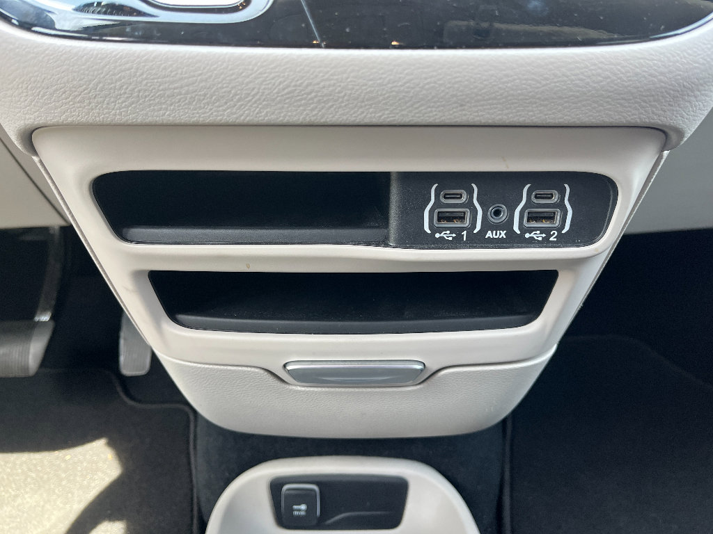 Used 2024 Chrysler Pacifica Touring-L image 25