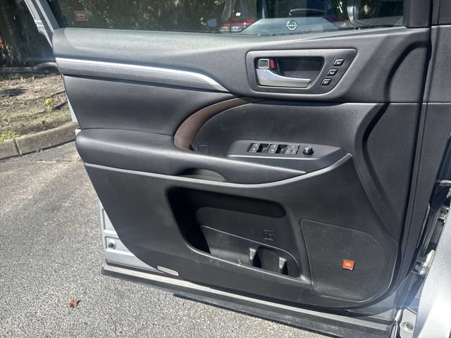 Used 2019 Toyota Highlander Limited FWD image 28