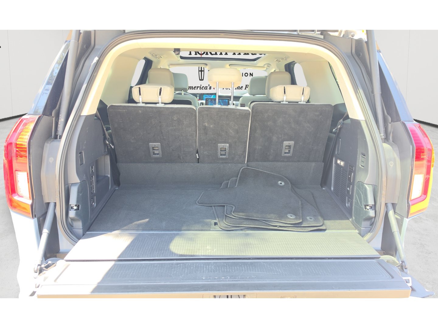 Used 2025 Ford Expedition Active RWD image 25
