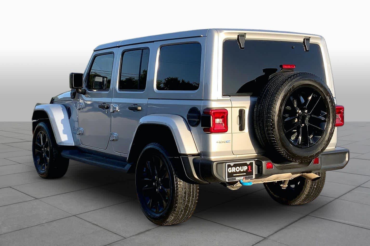 Used 2022 Jeep Wrangler Unlimited Sahara w/ Cold Weather Group AWD/4WD image 12