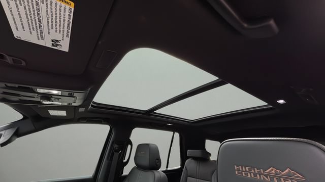 Used 2025 Chevrolet Tahoe High Country AWD/4WD image 19