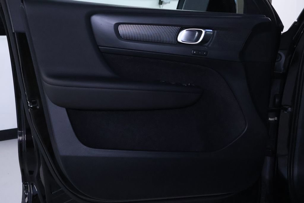 Used 2019 Volvo XC40 T5 R-Design image 12