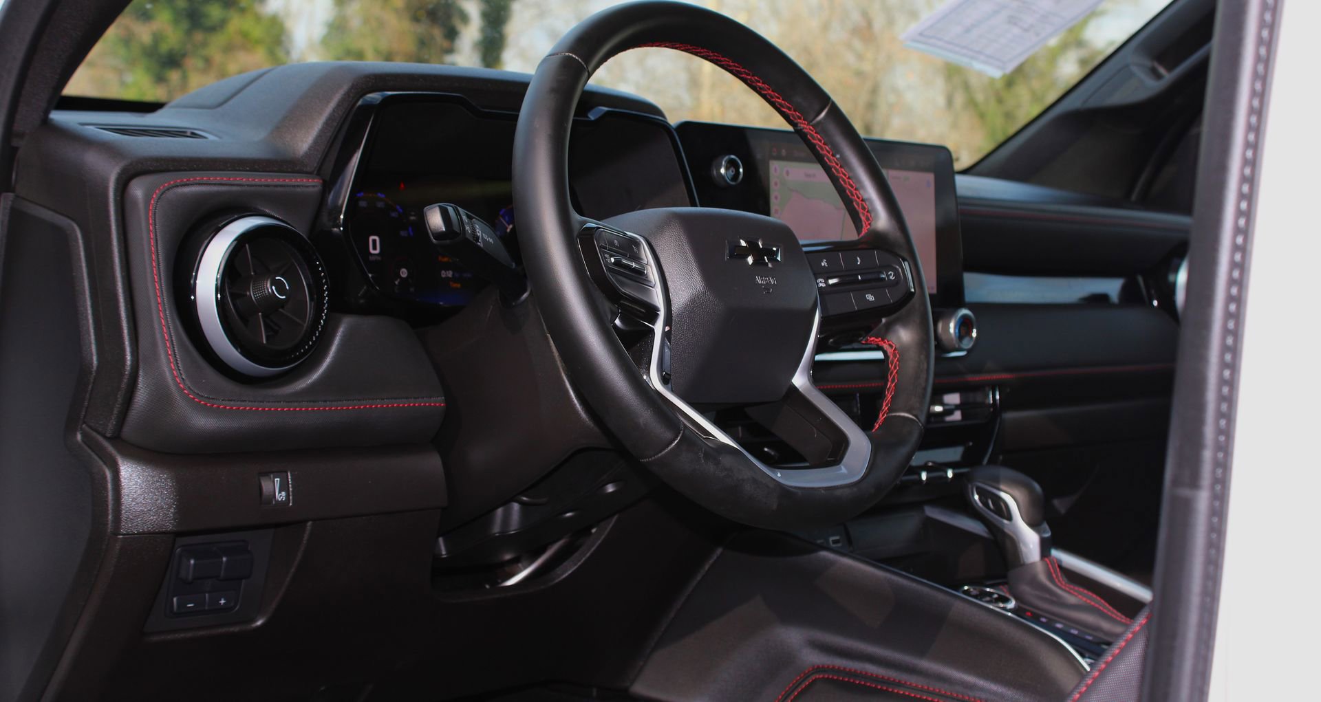 Used 2024 Chevrolet Colorado Z71 w/ Z71 Convenience Package 2 image 18