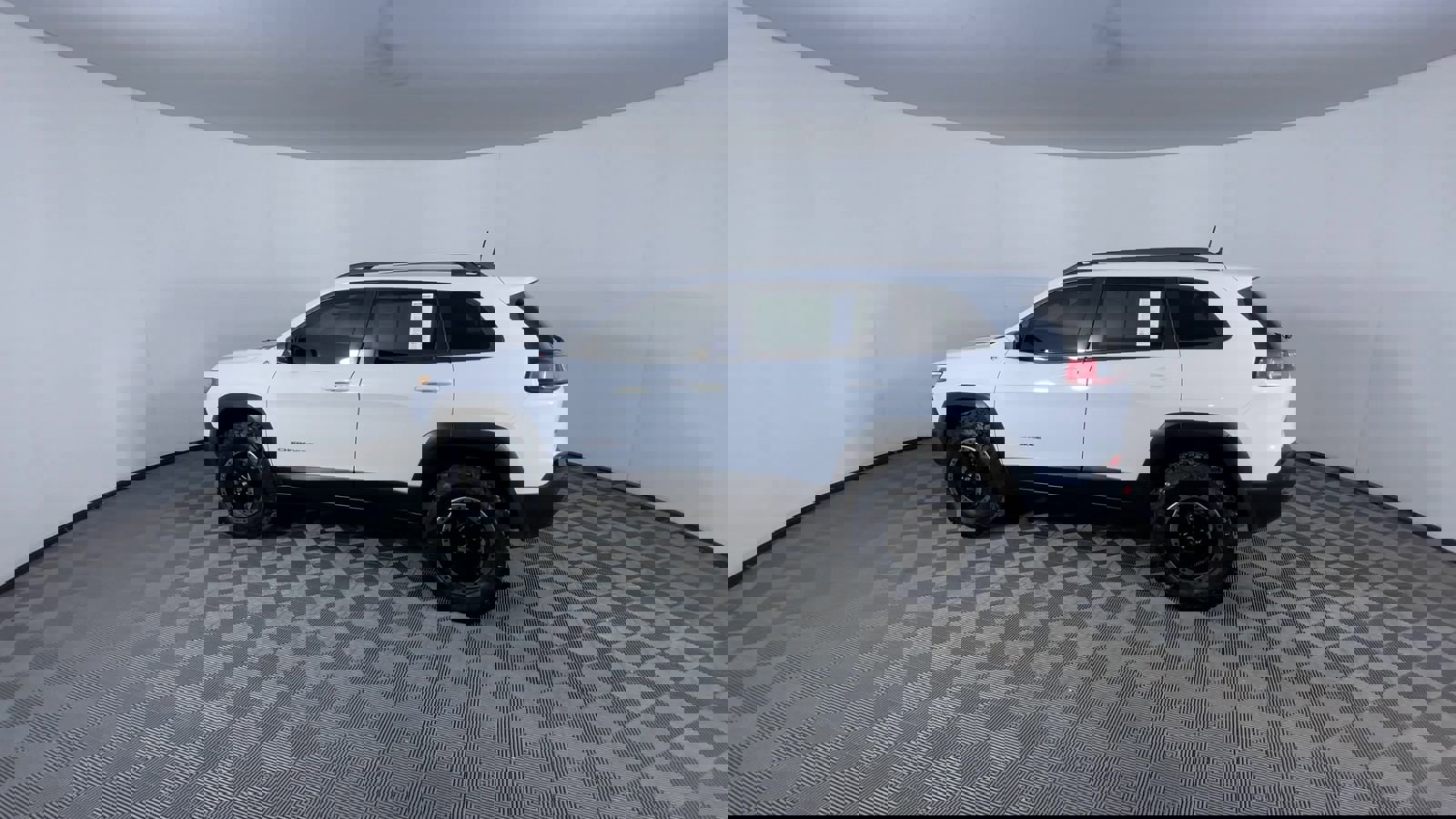 Used 2019 Jeep Cherokee Trailhawk image 6