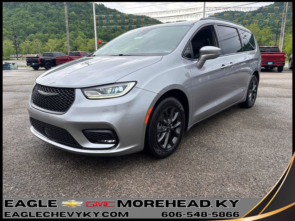 Used 2021 Chrysler Pacifica Touring-L w/ Uconnect Theater Family Group