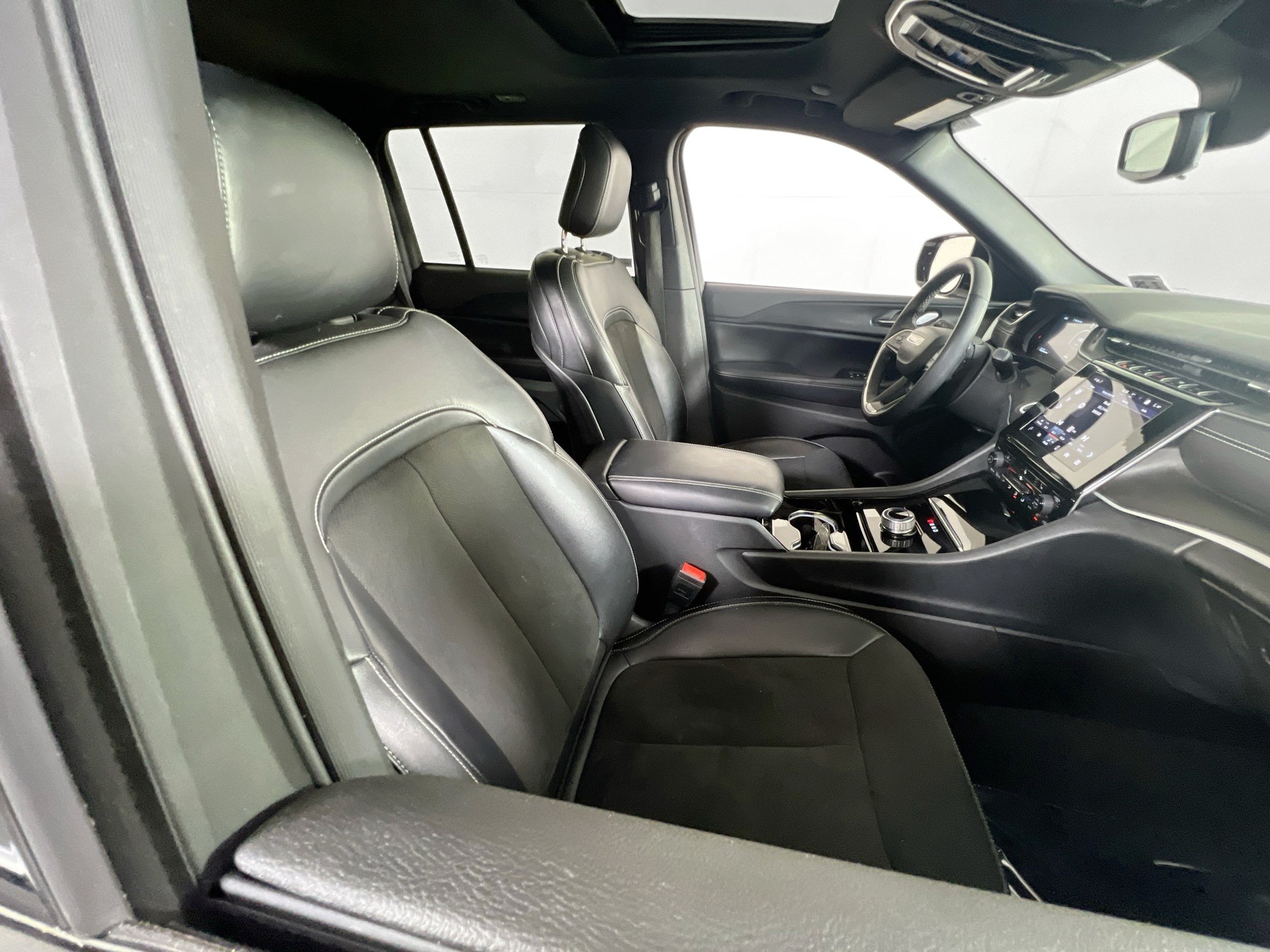 Used 2023 Jeep Grand Cherokee Altitude AWD/4WD image 27