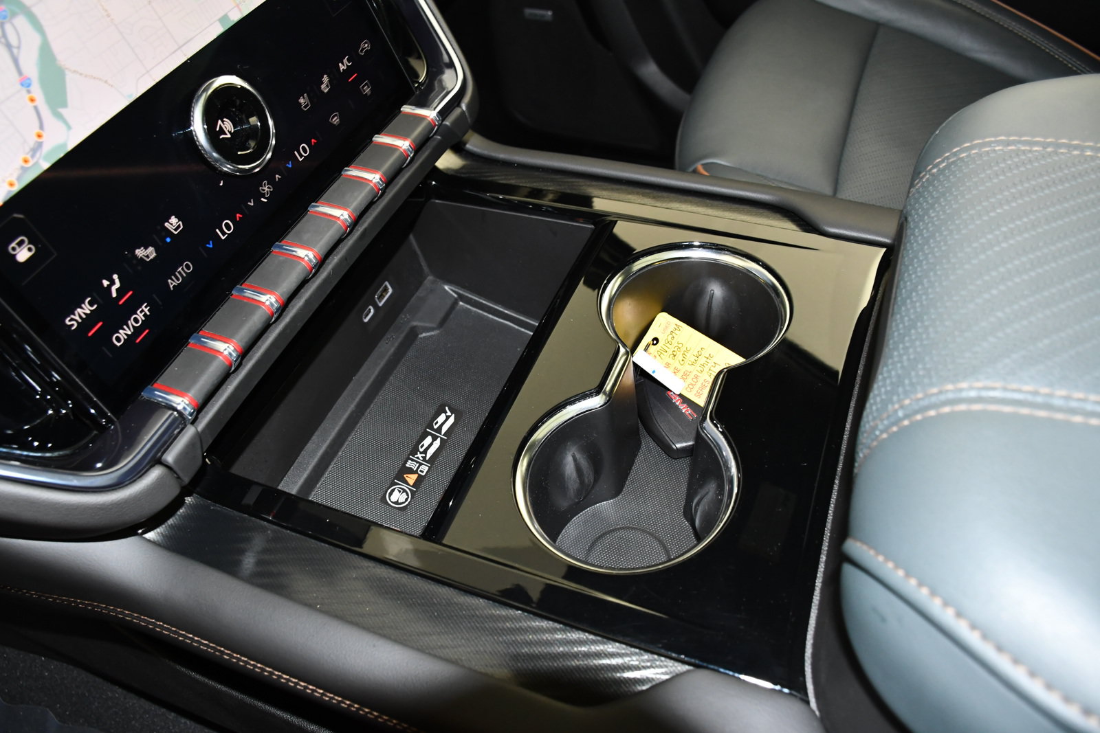 Used 2025 GMC Yukon AT4 AWD/4WD image 32