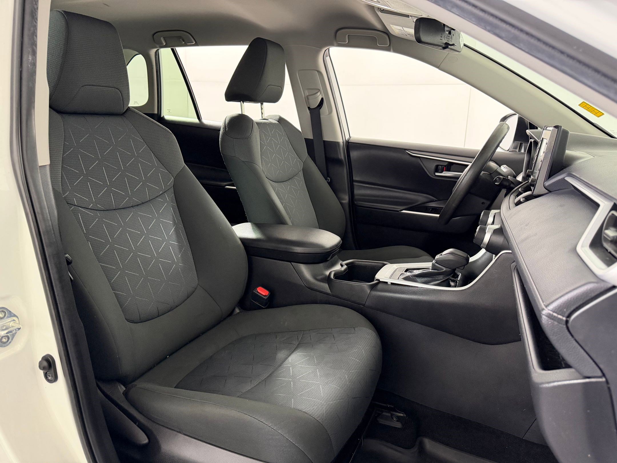 Used 2022 Toyota RAV4 XLE FWD image 25
