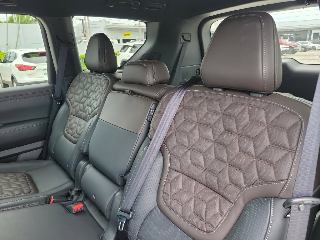 Certified 2025 Nissan Armada Platinum RWD image 18