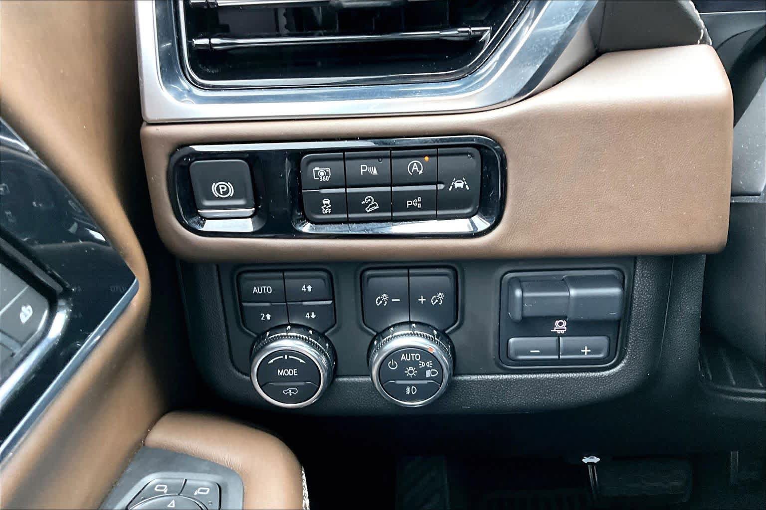 Used 2025 GMC Yukon Denali Ultimate AWD/4WD image 34