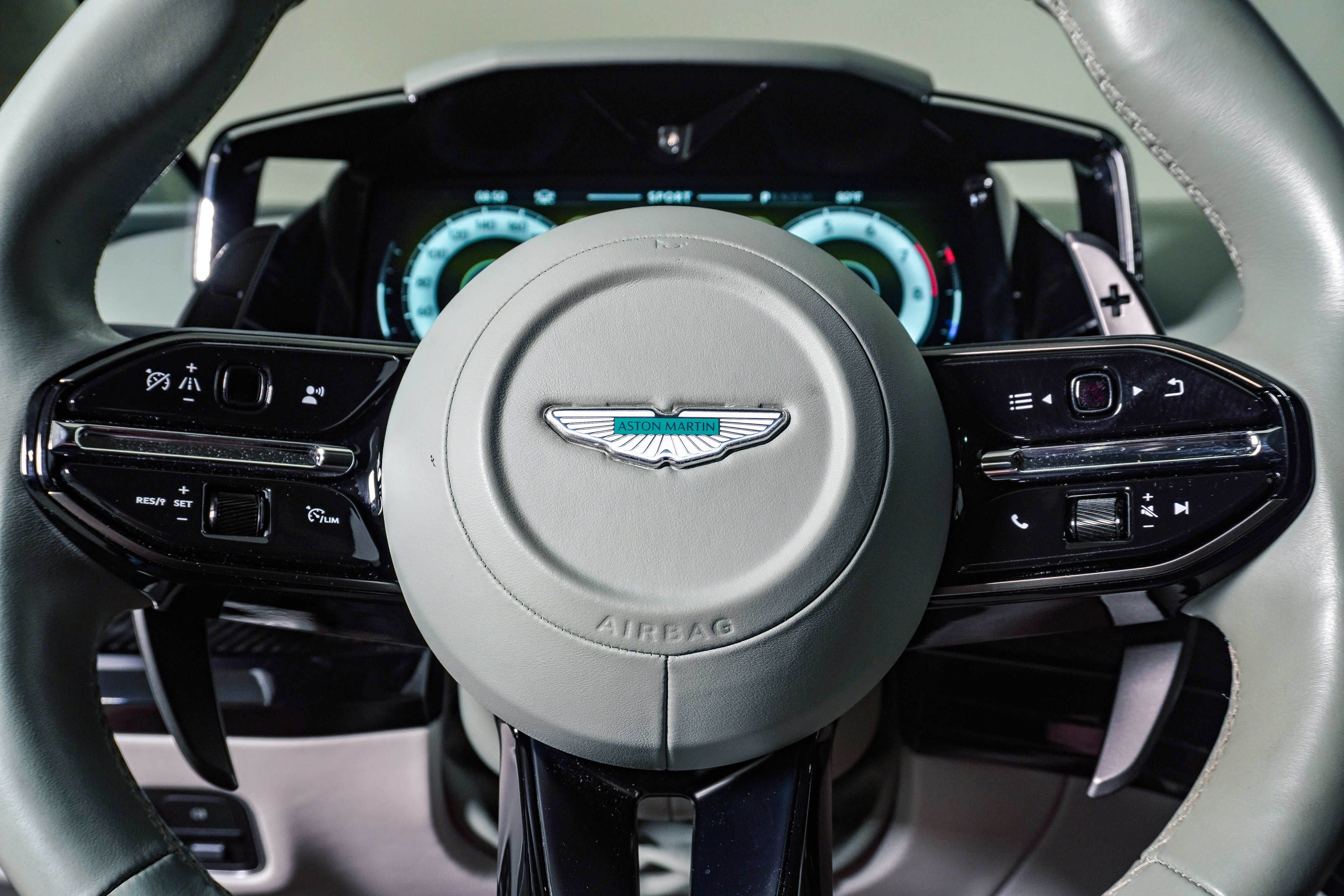 Used 2025 Aston Martin V8 Vantage Coupe RWD image 25