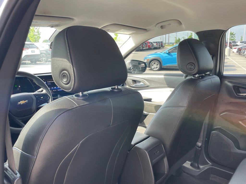 Used 2025 Chevrolet Trax LT FWD image 22