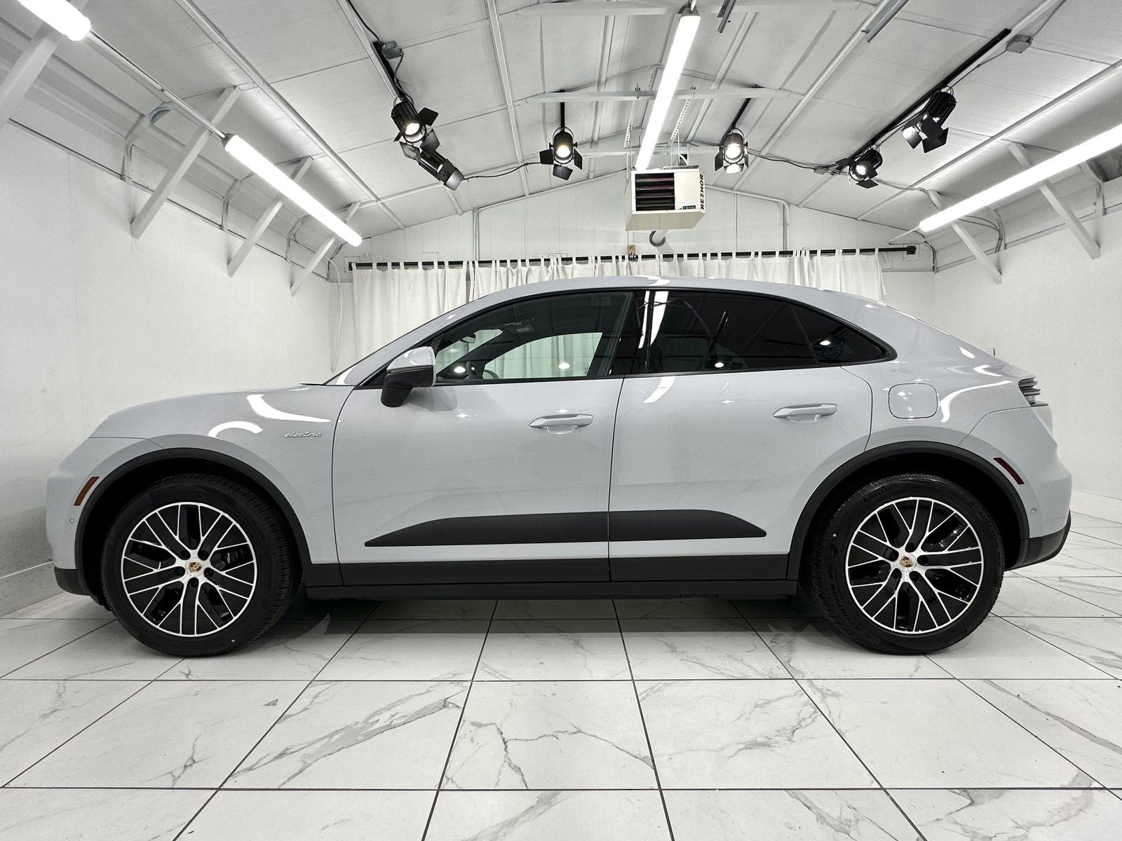 Certified 2025 Porsche Macan Electric image 2