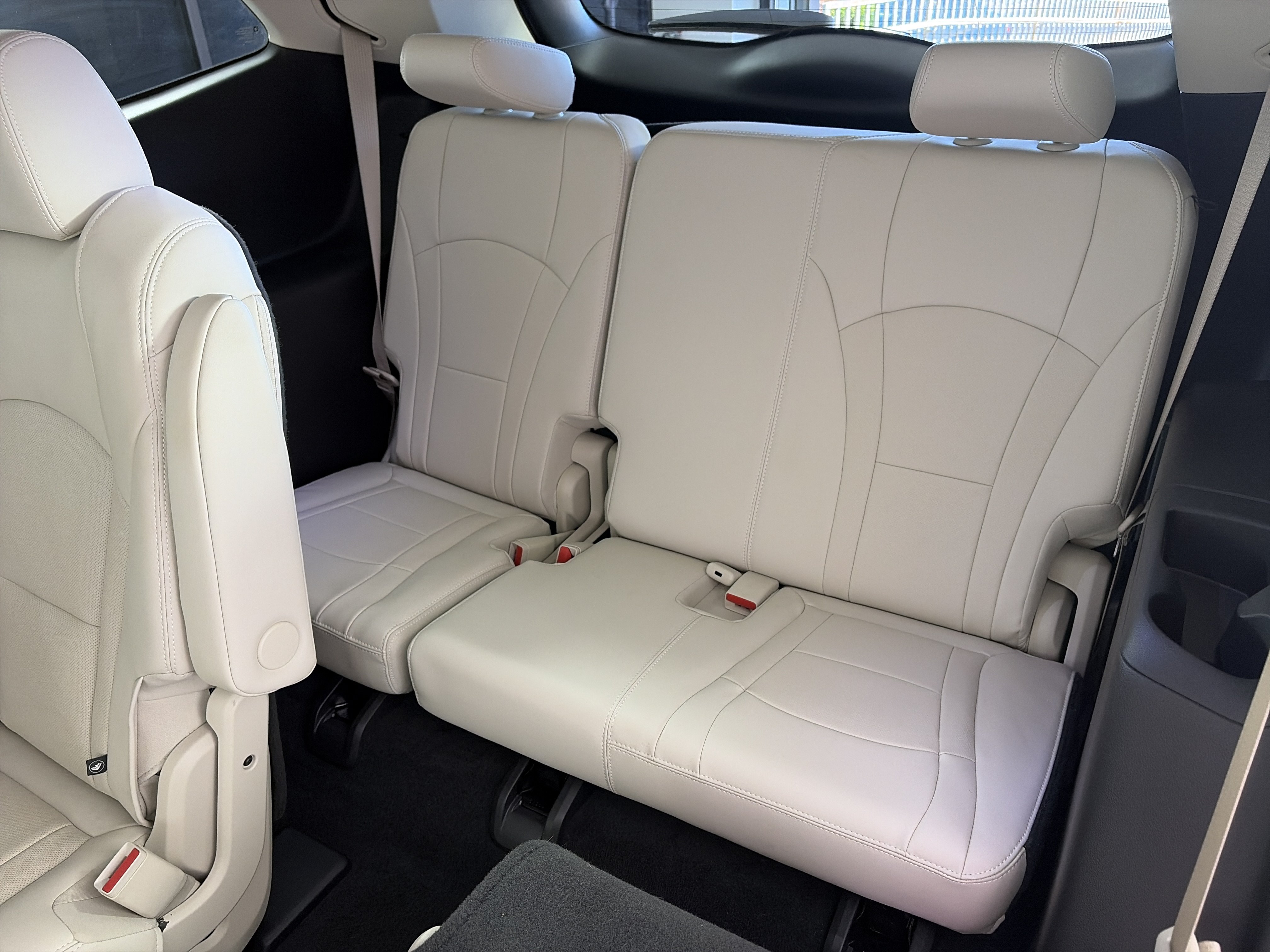 Used 2024 Buick Enclave Essence FWD image 4