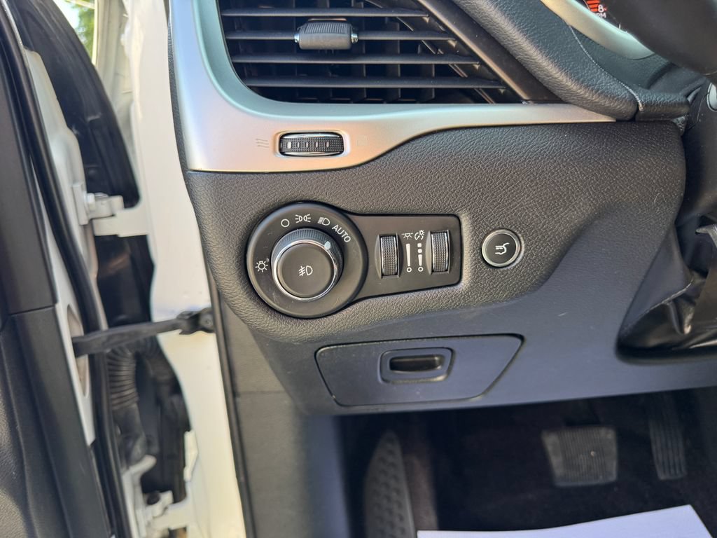 Used 2017 Jeep Cherokee Trailhawk AWD/4WD image 18