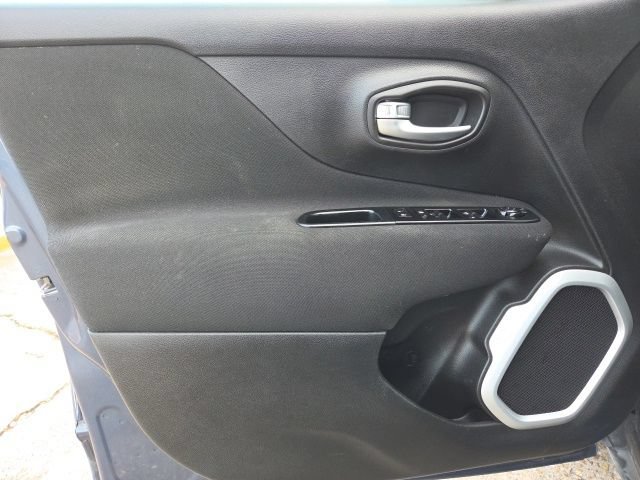 Used 2020 Jeep Renegade Latitude FWD image 27