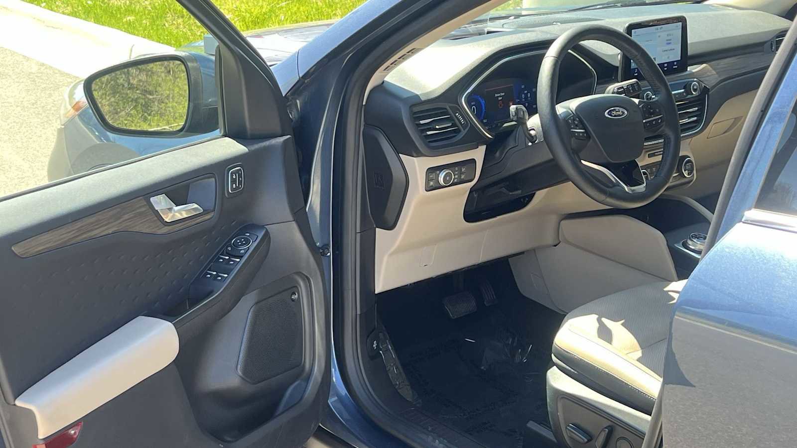Used 2020 Ford Escape Titanium w/ Titanium Premium Package 2.0 image 16