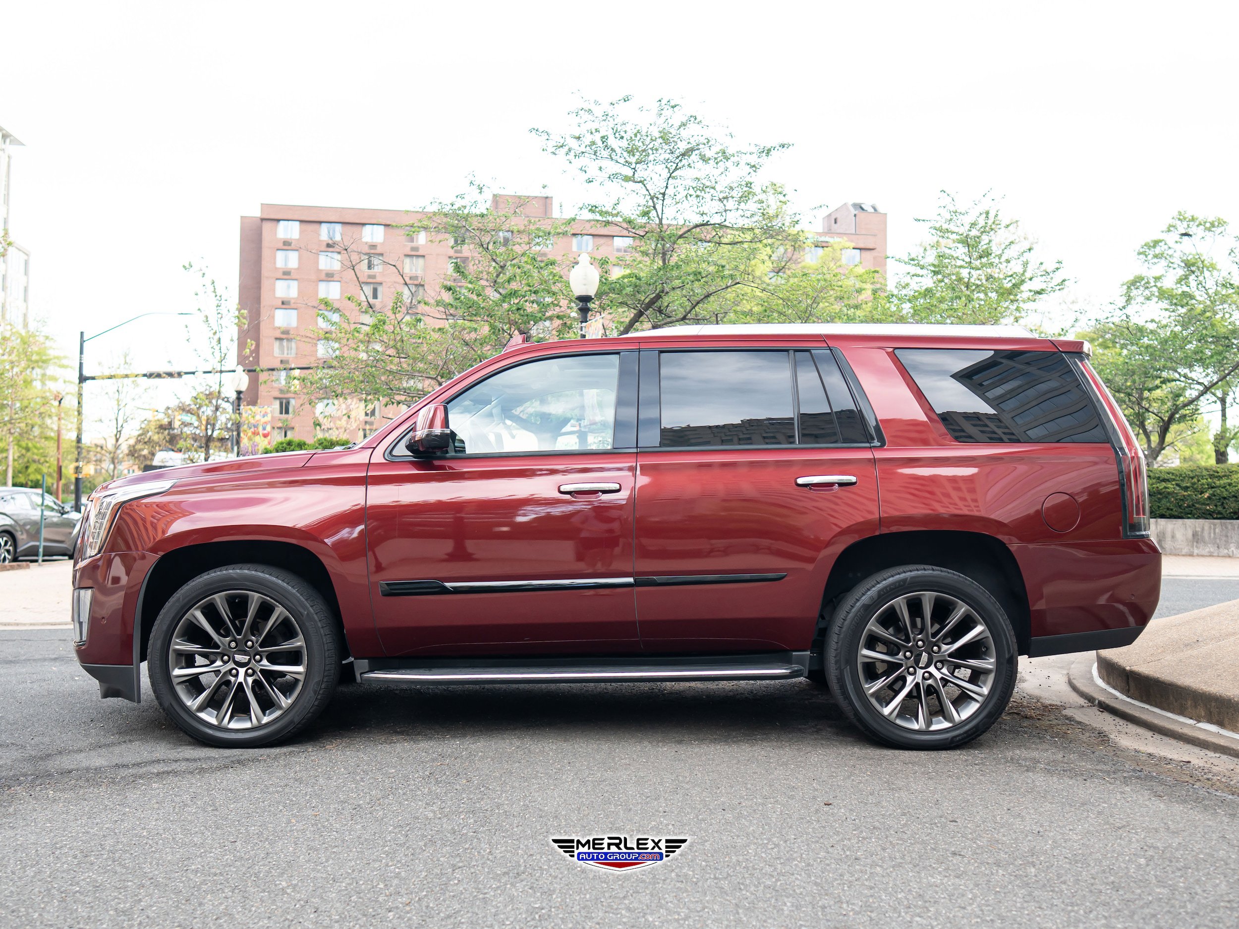Used 2020 Cadillac Escalade Luxury w/ Escalade Sport Edition AWD/4WD image 4
