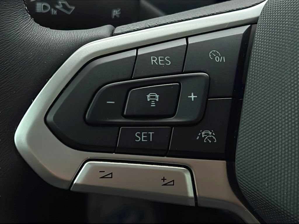 Used 2025 Volkswagen Jetta SEL FWD image 29
