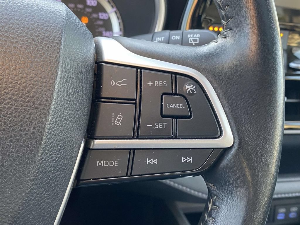 Used 2022 Toyota Highlander XLE AWD/4WD image 21