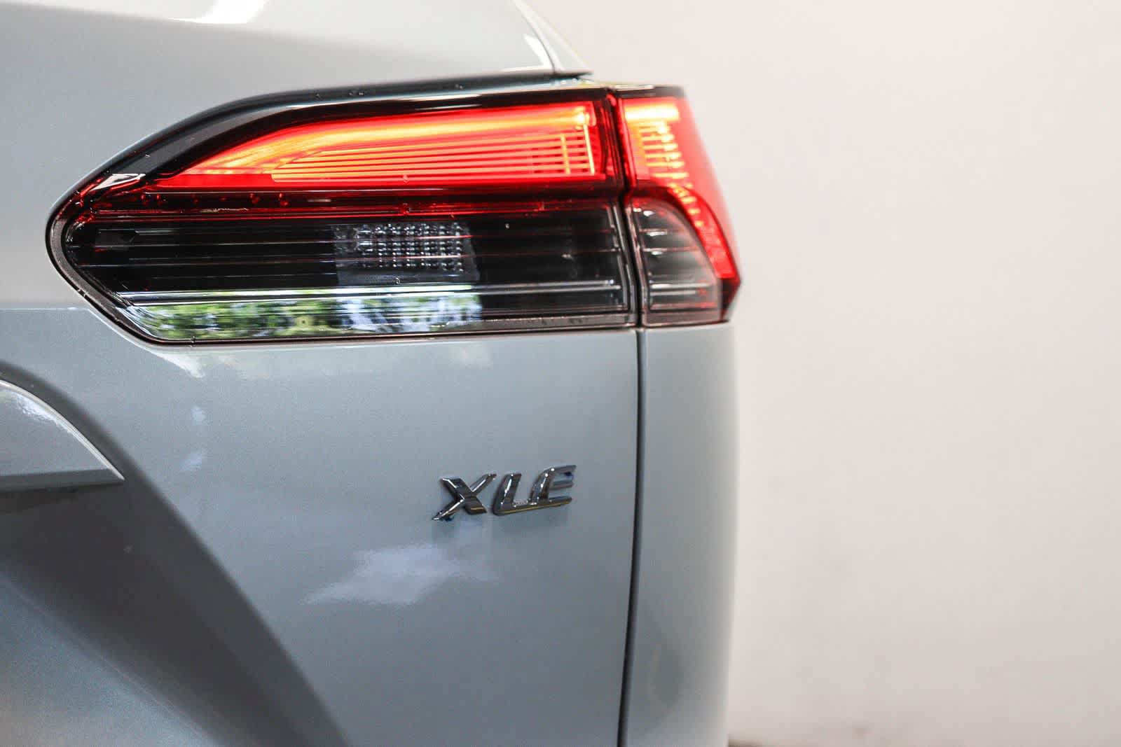 Used 2023 Toyota Corolla Cross XLE w/ Convenience Package FWD image 12