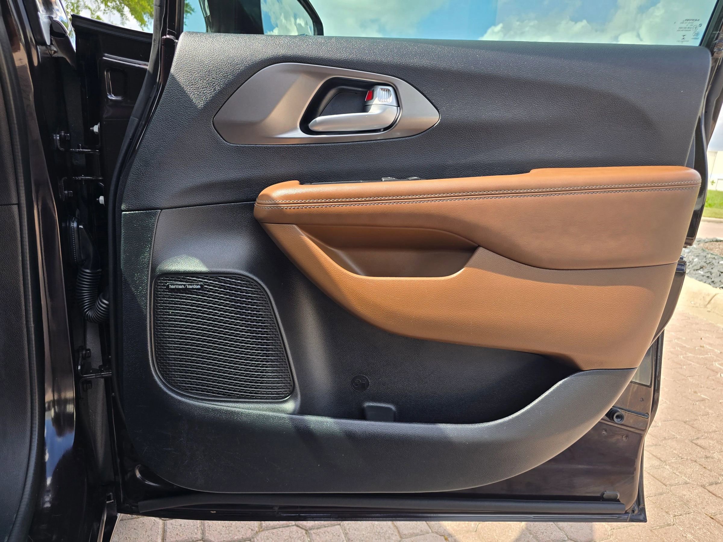 Used 2017 Chrysler Pacifica Limited FWD image 20
