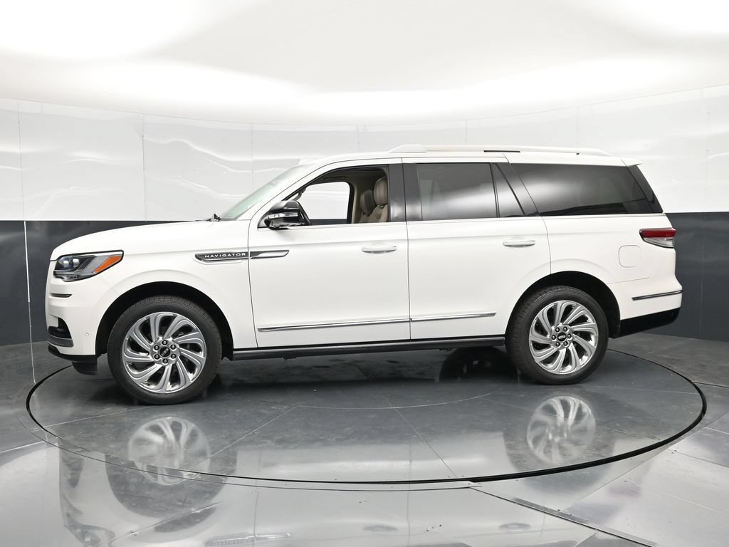 Used 2024 Lincoln Navigator Premiere AWD/4WD image 8