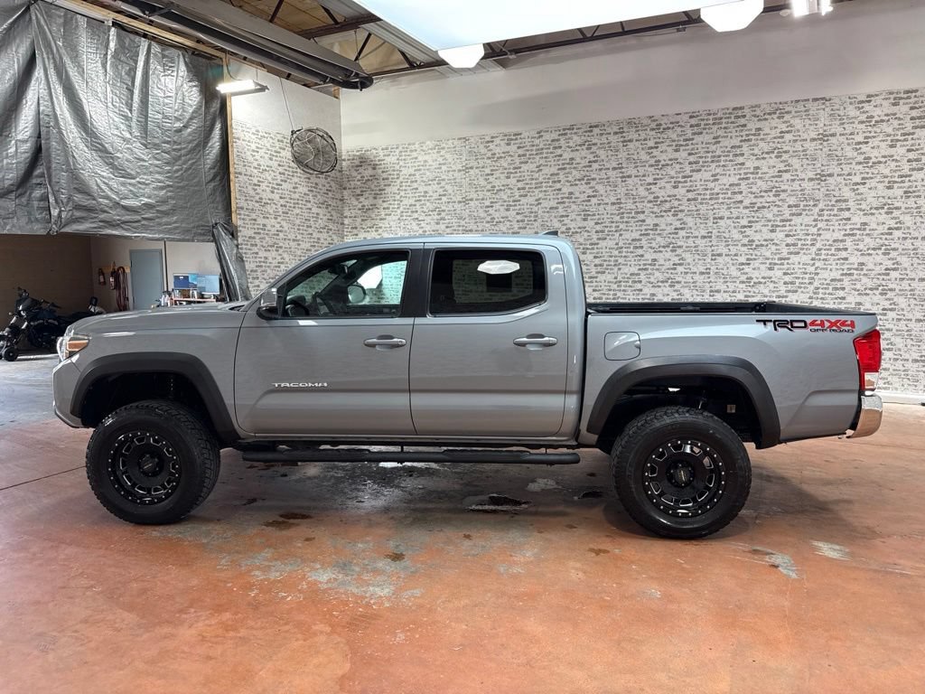 Used 2019 Toyota Tacoma TRD Off-Road AWD/4WD image 4