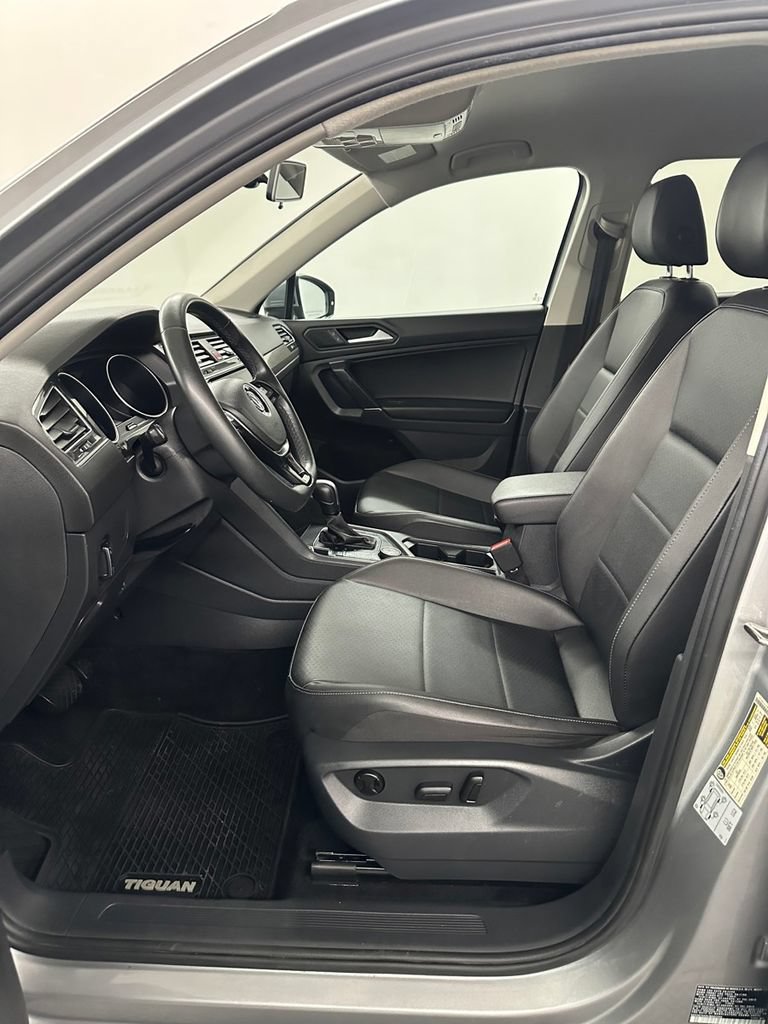 Used 2020 Volkswagen Tiguan SE w/ 3rd Row Seat Package AWD/4WD image 11
