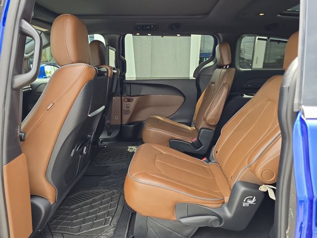 Used 2020 Chrysler Pacifica Limited w/ Tire & Wheel Group FWD image 15