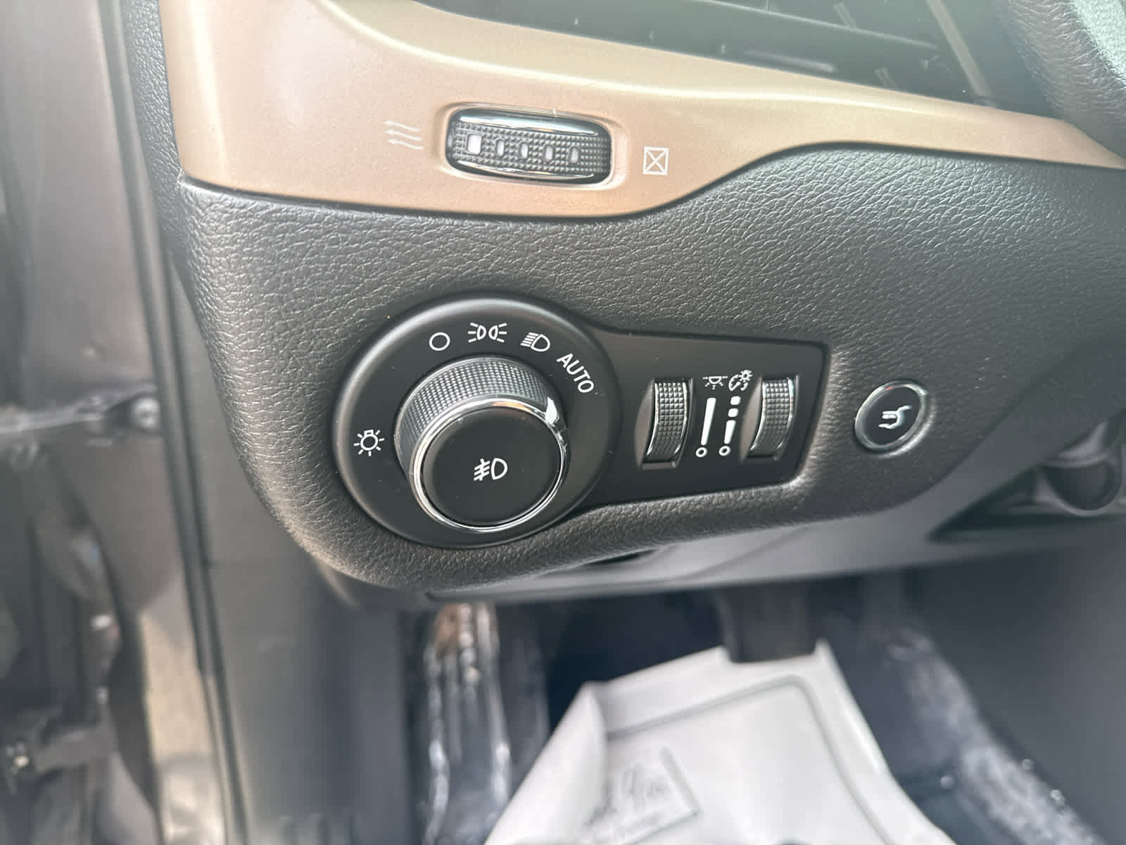 Used 2018 Jeep Cherokee Limited w/ High Altitude Package image 18