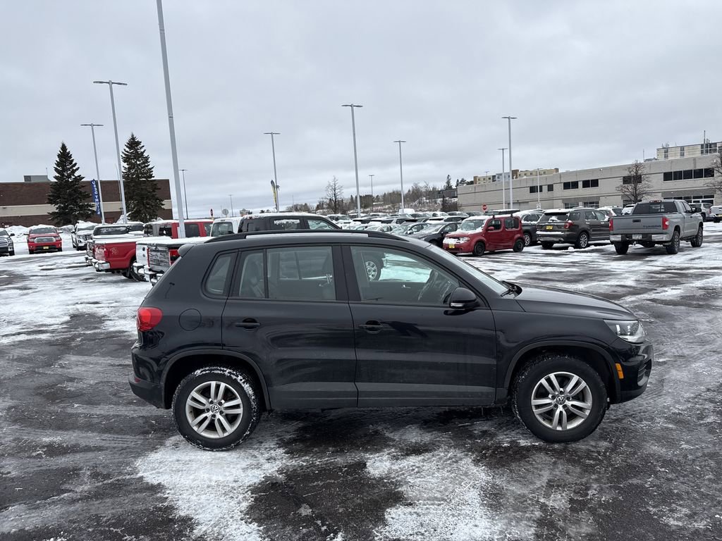 Used 2017 Volkswagen Tiguan S image 5