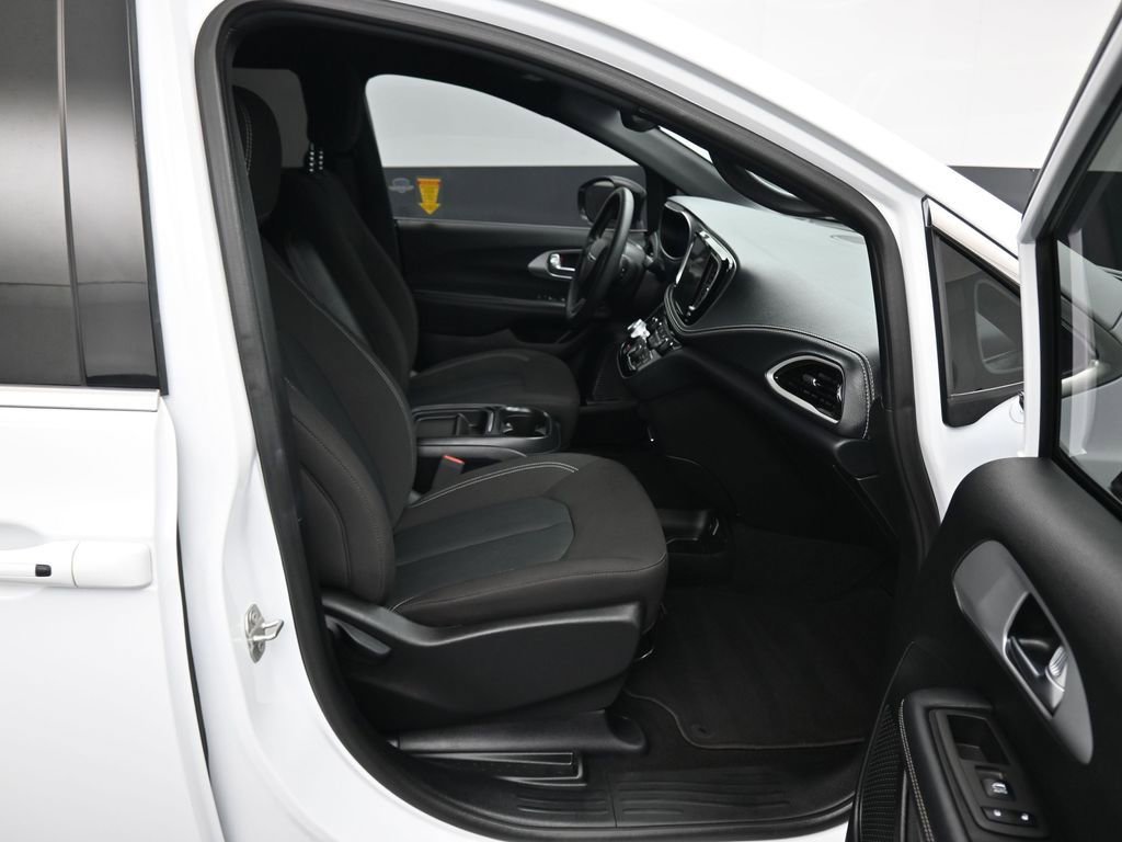 Used 2024 Chrysler Pacifica Touring image 57