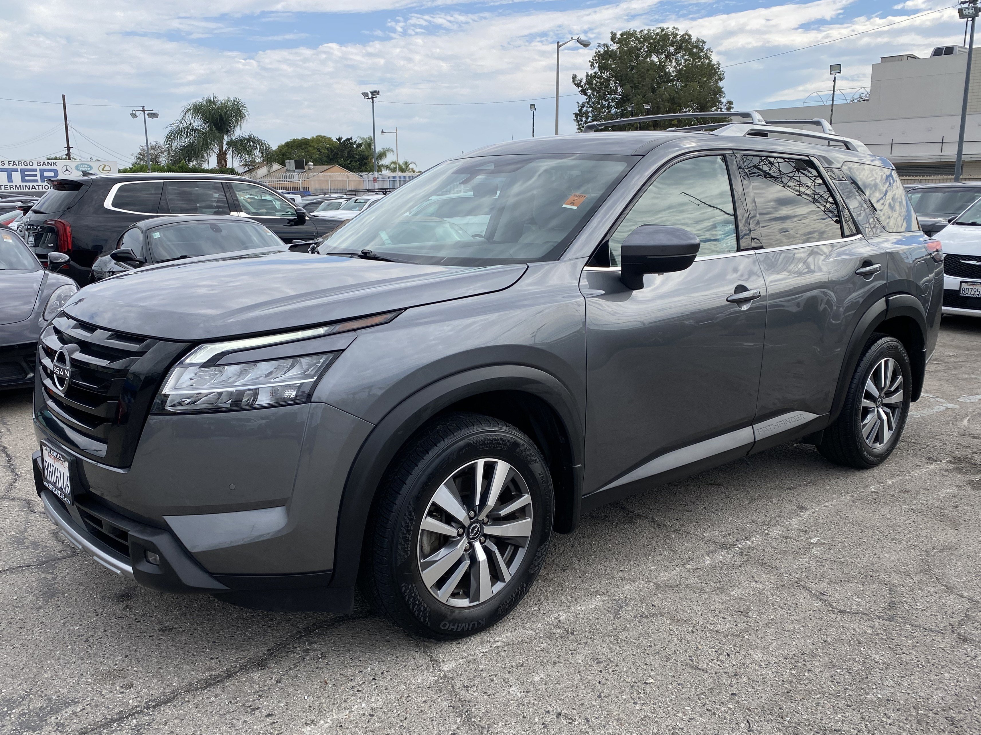 Used 2023 Nissan Pathfinder SL w/ Lighting Package (N92) FWD image 2