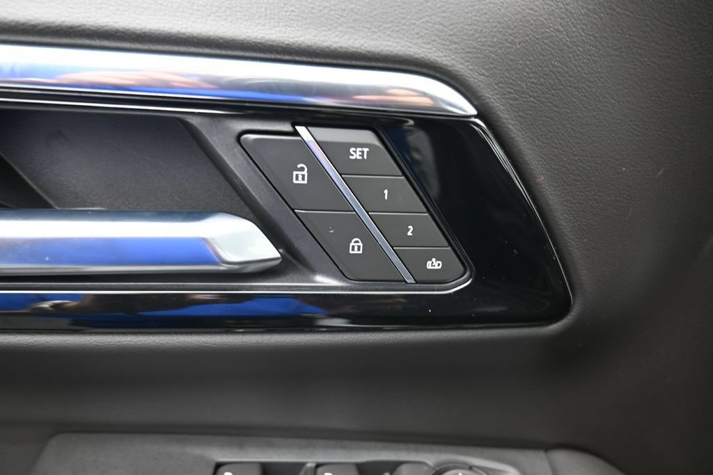 Used 2025 Chevrolet Suburban LT RWD image 15