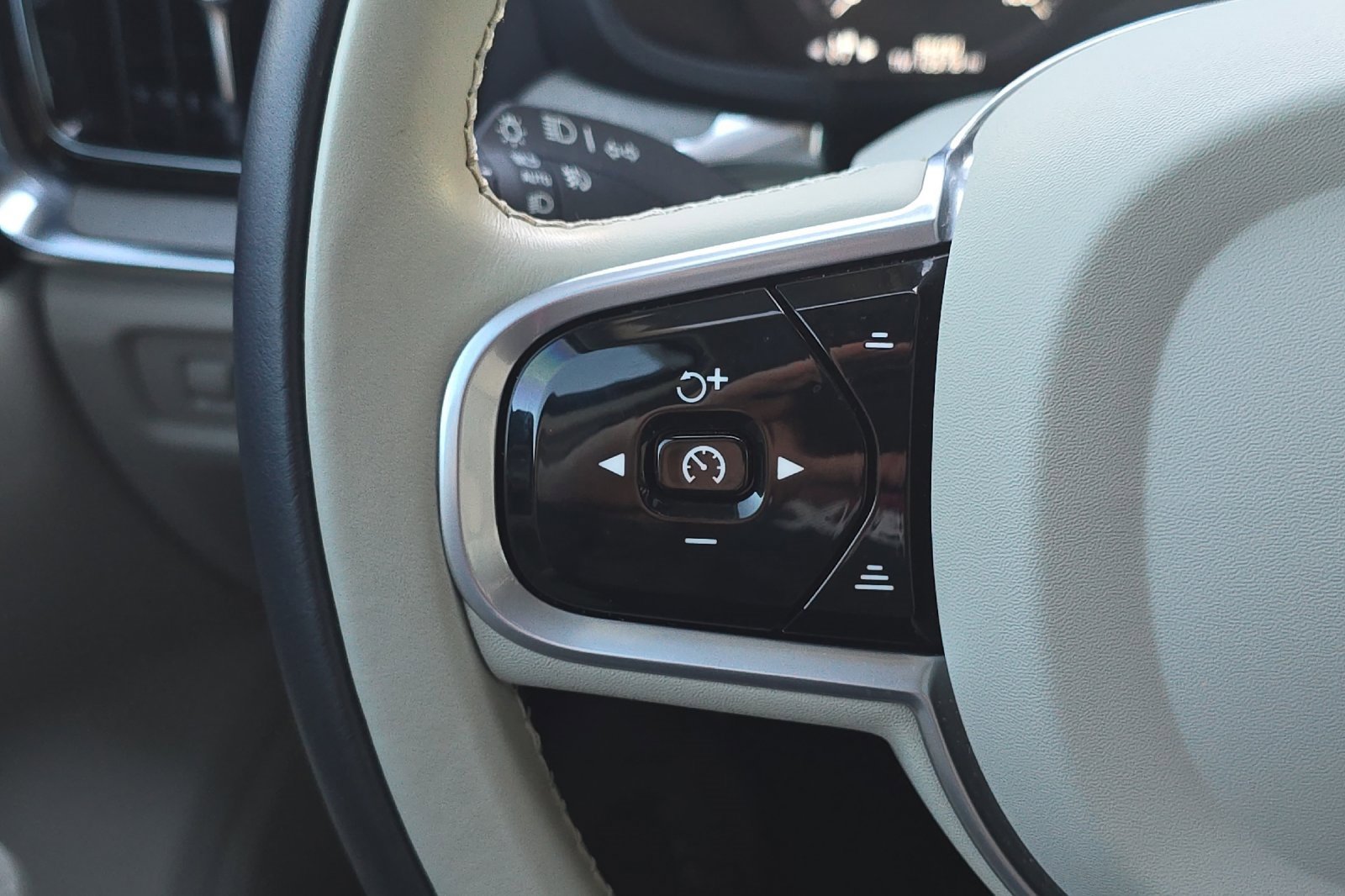 Used 2022 Volvo V60 T5 Cross Country w/ Advanced Package image 25