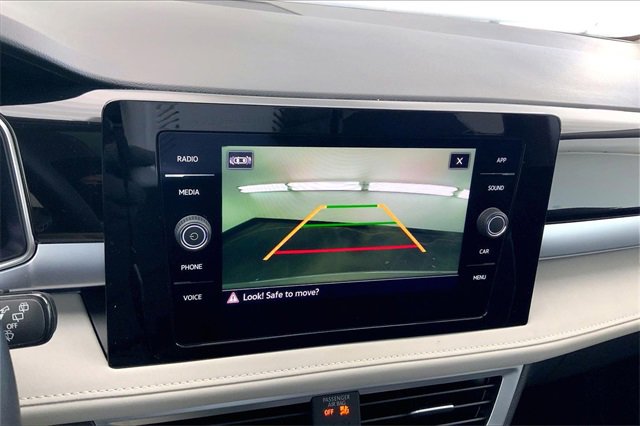 Certified 2025 Volkswagen Taos SE w/ Panoramic Sunroof Package image 21