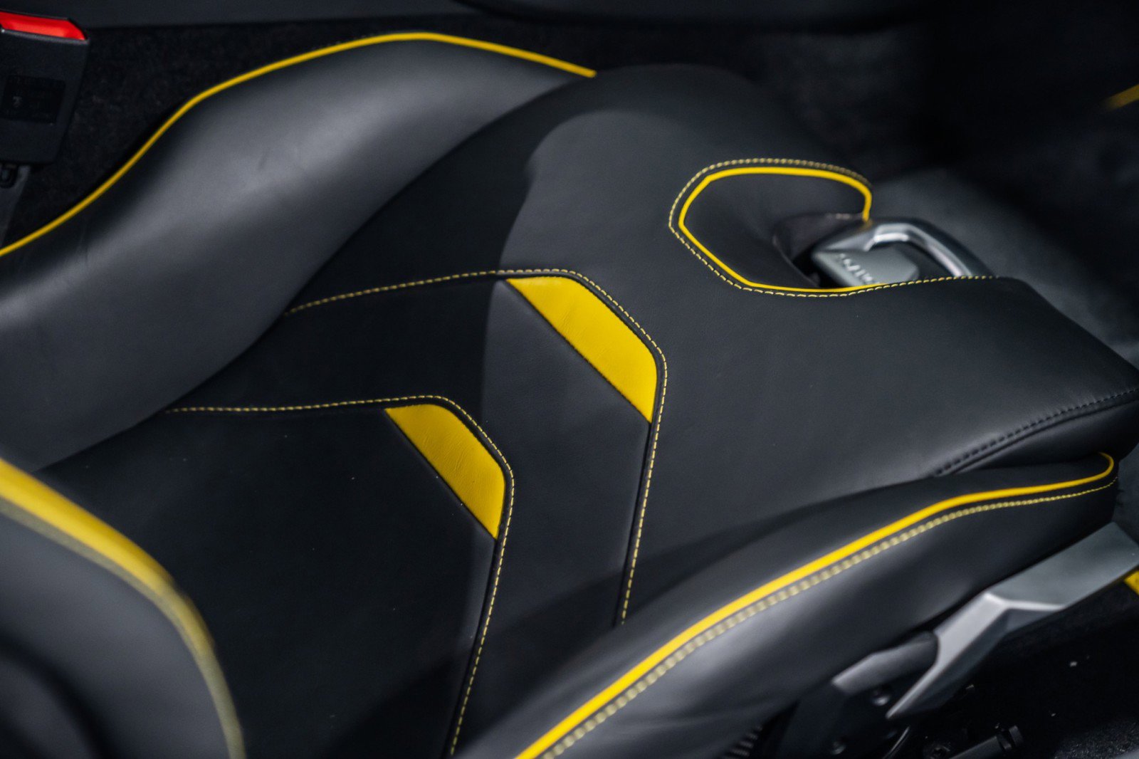 Used 2020 Lamborghini Huracan EVO image 31