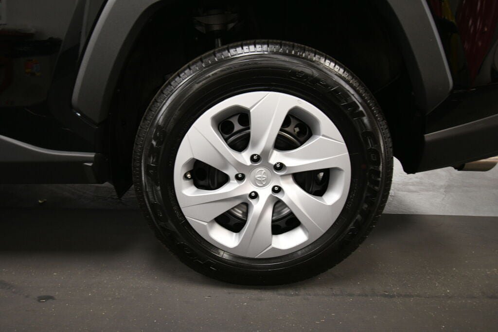 Certified 2025 Toyota RAV4 LE AWD/4WD image 29