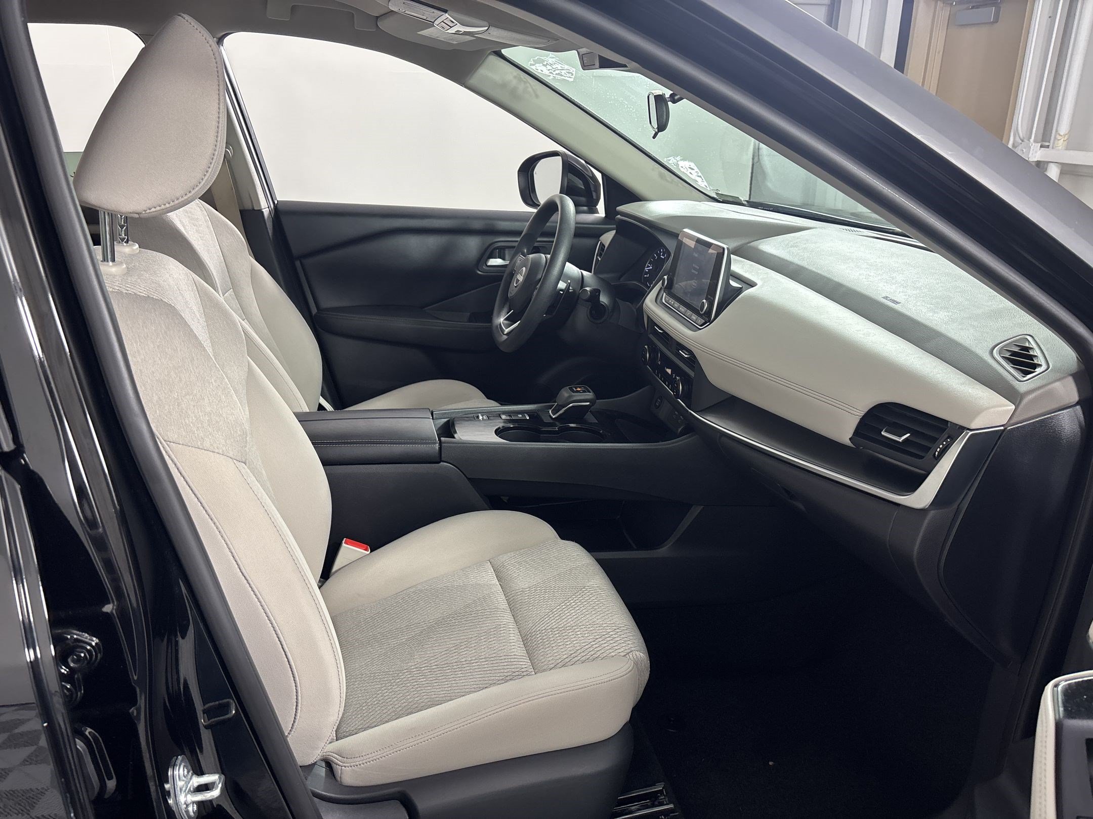 Used 2024 Nissan Rogue SV FWD image 21