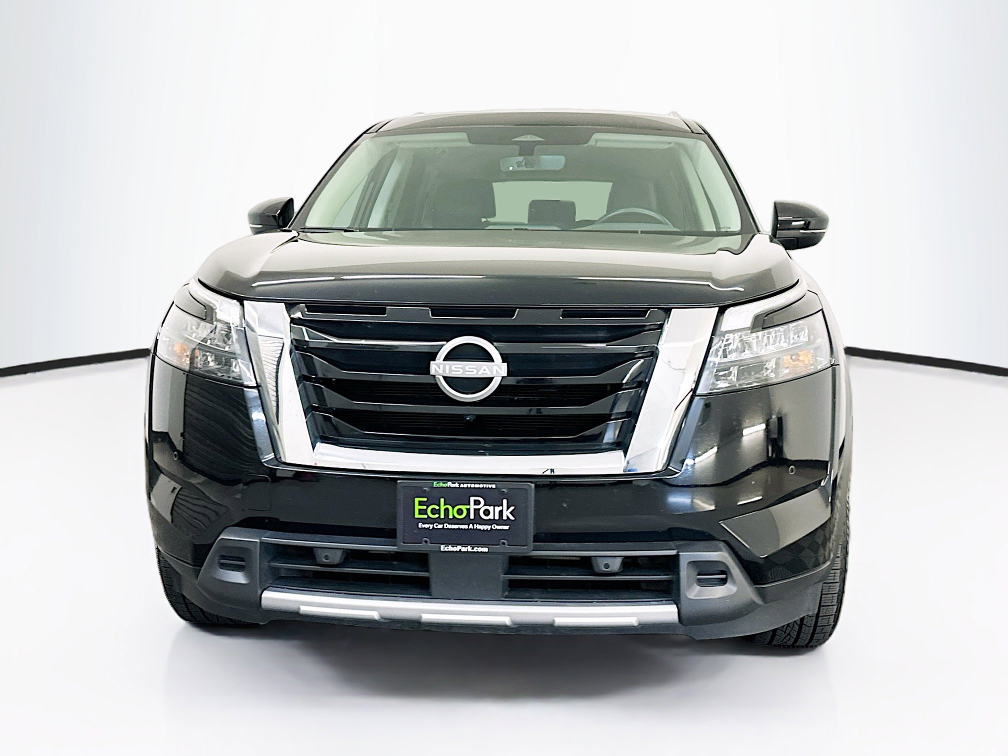 Used 2025 Nissan Pathfinder SL image 2