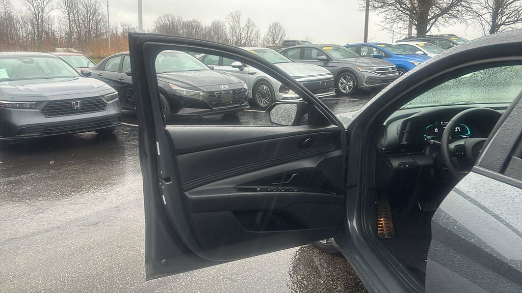 Used 2025 Hyundai Elantra Sport image 11