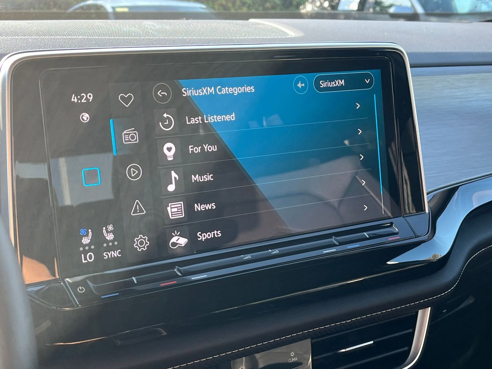 Used 2025 Volkswagen Atlas Cross Sport SE image 21